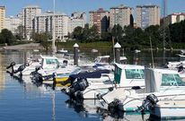 En la fotograf�a, vista parcial del muelle deportivo del barrio de Caranza.