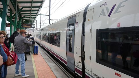 Un tren Avril en la estaci&oacute;n de Vilagarc&iacute;a en una foto de archivo
