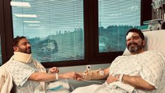 Gonzalo Trenor y Roberto Rodr�guez, los diputados del PP heridos en el accidente de la AP-9, se dan la mano en una de las habitaciones del CHUS donde permanecen ingresados