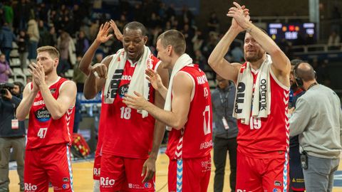 Los jugadores breoganistas saludan a los aficionados que los apoyaron en Andorra.