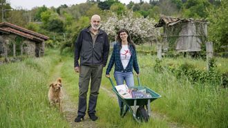 Fran y Laura en la aldea de A Pousa donde nació Los Libros del Salvaje