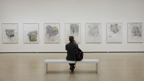 Martha Jungwirth destaca por su vocabulario único que explora los límites entre figuración y abstracción.