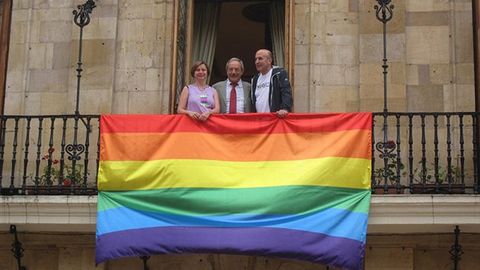 El alcalde de Oviedo, Wenceslao López; la primera teniente de alcalde, Ana Taboada y José Manuel González, representante de XEGA, en la colocación de la bandera arcoíris en el Ayuntamiento de Oviedo en 2015