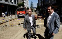 <span lang= es-es >Humanizaci�n de Enrique Lorenzo.</span> Caballero visit� ayer las obras de reforma de la calle Enrique Lorenzo, suspendida el lunes por la hospitalizaci�n de Carmela Silva, acompa�ado de David Regades. Sin embargo, su verdadero inter�s era realizar declaraciones sobre el �rea Metropolitana.
