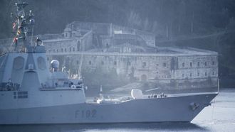 Imagen de archivo de la F-102 dejando la r�a de Ferrol.