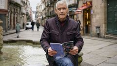 Manilo Do�oro, en Ourense, con un ejemplar de  J�venes extraordinarios. La ciudad de los muchachos .