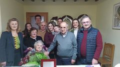 Ramona Corti�as, en el centro, en la celebraci�n de su 100 cumplea�os