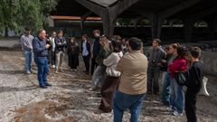 El alcalde de Xinzo, Amador Díaz, explica a los estudiantes de Cesuga que diseñarán la tranformación del Campo da Feira