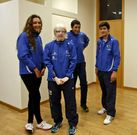 <span lang= es-es >Duatletas y voluntarios se preparan para la gran cita</span>. La presentaci�n de los gallegos que competir�n con la selecci�n espa�ola (arriba) coincidi� con la entrega de la indumentaria a los casi 500 voluntarios que velar�n por la seguridad de los deportistas. Cerca de un tercio de ellos estar�n a disposici�n de la organizaci�n para labores de prensa, protocolo y apoyo a los jueces, y el resto se encargar�n de la seguridad vial. Una labor imprescindible para garantizar el �xito de la competici�n en la que colaboran j�venes, jubilados, universitarios, militares de la Brilat y la Escuela Naval Militar, la Cruz Roja, Protecci�n Civil e internos del penal de A Lama, entre otros. 