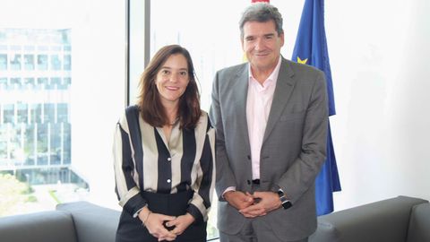 El ministro de Transformacin Digital, Jos Luis Escriv, con Ins Rey, alcaldesa de A Corua, ciudad que acoge la Aesia