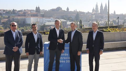 Alfonso Rueda y Juan Carlos Escotet rubrican el acuerdo en Monte P�o, acompa�ados por Miguel �ngel Escotet, Marcos G�mez y Francisco Botas