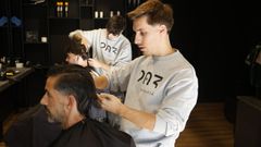 Rub�n Rivas, uno de los propietarios de la Barber�a 203.