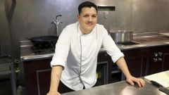 Juan Carlos Agilda, que ha sido preseleccionado para el certamen de Le Cordon Bleu, trabaja los fines de semana en el restaurante A Gabeira, y en temporada de bodas y banquetes navide�os tambi�n colabora con el sal�n de banquetes Illas Gabeiras de Serantes.