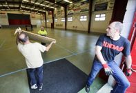 Trabajadores municipales ultimaron ayer la colocaci�n de elementos en los colegios electorales. 