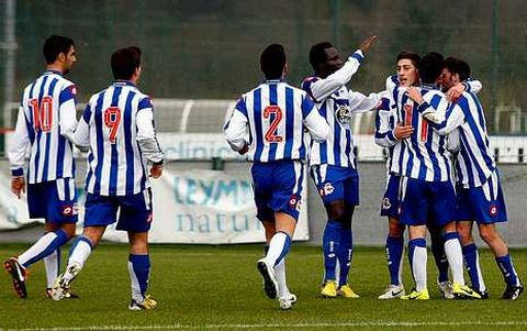 Los jugadores del Fabril felicitan al santiagu�s �lvaro Lemos por su gol.