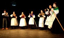 Las cantareiras Xoldreira, de la asociaci�n cultural Nemeth, uno de los diez grupos participantes. 