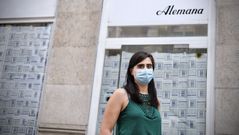 Luc�a, frente al antiguo local de La Alemana