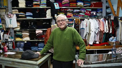 El comerciante belenista, en el interior de la tienda, negocio que retom� su hija tras su jubilaci�n aunque ahora ella ha hecho un par�ntesis por problemas de salud. 