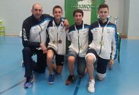 El director deportivo del Gimnasio Neka, Jos� Mar�a Vega, ayer en Sevilla con sus tres medallistas
