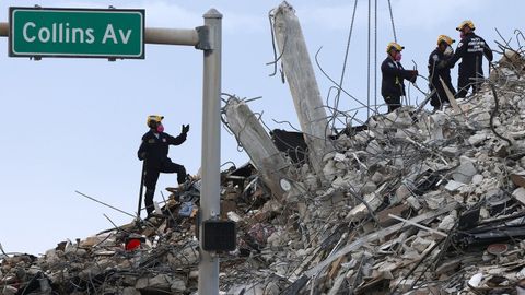 Trabajos de rescate en el edificio residencial Champlain Tower South