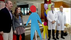Gonzalo Autr�n con Iria Sobrino, enferma de c�ncer, y los m�dicos Luis Verde y Jos� M. Martin�n