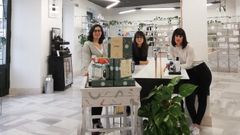 El equipo de theCosmethics en su showroom en Allariz, donde sus clientes pueden probar sus productos