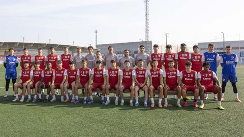 Foto de familia, ayer en As Eiroas, en el que fue el primer entrenamiento del nuevo curso. El m�ster, Sim�n Lamas, en el centro.