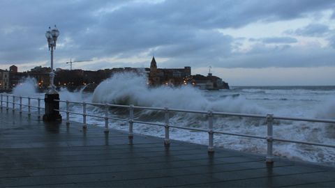 Oleaje en la playa de San Lorenzo, en Gij�n