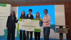 O grupo Ecoaventureiros de cuarto da ESO, recollendo o galard�n en Mi�o (Ourense)