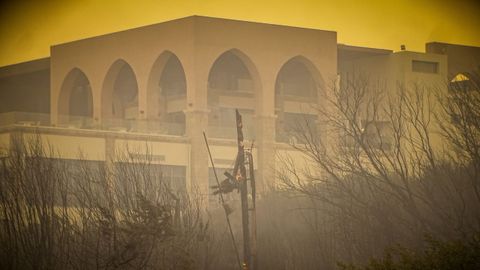 Varios hoteles y complejos tur�sticos han sido desalojados ante el avance del incendio forestal en Rodas