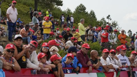 Pblico en la meta de La Vuelta de la Estacin de Montaa de Manzaneda.