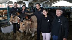 Os irm�ns Cristian e Iv�n co seu pai Manolo, a s�a prima Sof�a e o seu av� Melucho, na feira de gando do Castro de Caldelas