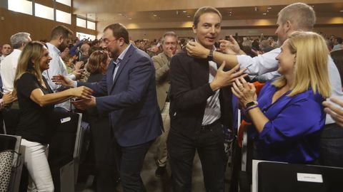  El presidente de Asturias, Adri�n Barb�n (i) y el portavoz del partido en la Asamblea de Madrid, Juan Lobato (d), saludan a simpatizantes a su llegada a la reuni�n del Consejo Pol�tico Federal del PSOE de Zaragoza