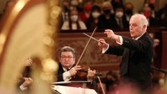 El maestro Daniel Barenboim, al frente de la Orquesta Filarm�nica de Viena en el concierto de A�o Nuevo del 2022.