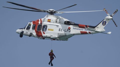 Miles de personas han seguido desde la playa de San Lorenzo y sus aledaños las exhibiciones y acrobacias de los aviones, helicópteros y paracaidistas que han participado en el XIX Festival Aéreo de Gijón, un evento que se ha iniciado al mediodía con unas condiciones meteorológicas idóneas, con cielo despejado, sol y poco viento.