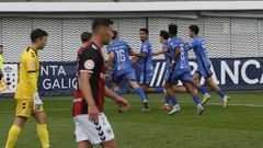 Csar Moreno mira hacia el rea, cuando sus compaeros van a felicitarlo por el gol del triunfo