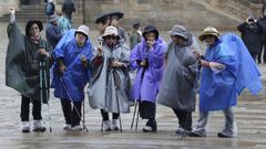 Un grupo de peregrinas asiticas, ayer, a su llegada a la plaza del Obradoiro. 