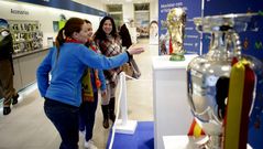 La copa del Mundo se exhibe en la tienda de Movistar