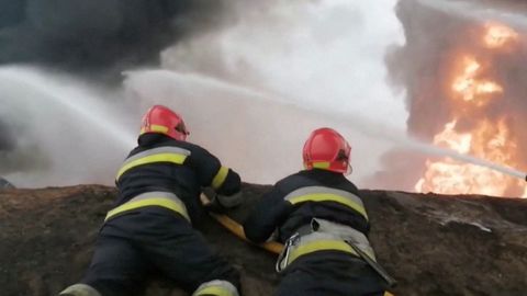 Bomberos apagan el fuego originado por un misil en Vinnytsia