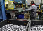 Operario de una empresa de fabricaci�n de piezas para los asientos de los autom�viles. 