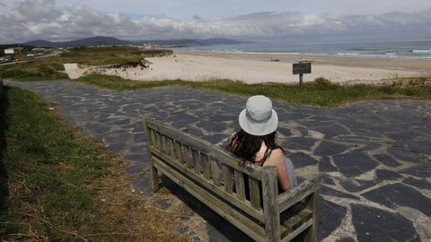 El paseo martimo de Barreiros est lleno de bancos desde donde puedes ver las playas, un ejemplo es este en la playa de Coto