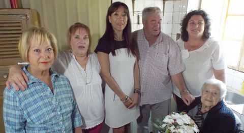 Ramona recibi ayer un ramo de flores en nombre de todos los silledenses.