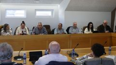 De izquierda a derecha, las concejalas de Vilalba Aberta (Mar�a Xos� Fern�ndez y M�nica Gonz�lez), el del BNG (Tino Alvite) y cuatro del PSOE (Ignacio Criado, Luis Fern�ndez, Paula Vigo y Eduardo Vidal) en el pleno de los presupuestos