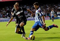 Barkero intenta cortar el avance de Bruno Gama en el partido frente ante el Deportivo (0-2).