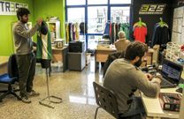 Tres personas trabajan en la empresa que funciona en el espacio de coworking de Nar�n. 