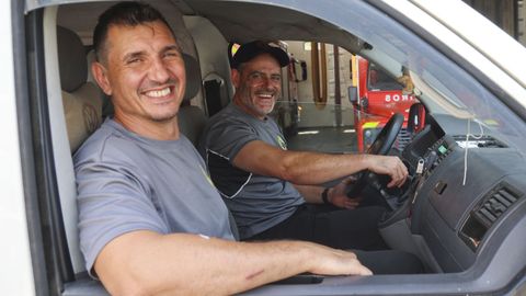 Los bomberos Diego Rico y Manoel Tato saliendo a su viaje a Per�