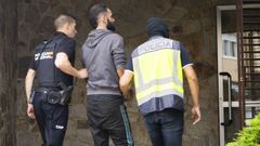 El �nico detenido, en el centro, entrando a los juzgados de Corcubi�n.