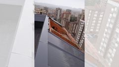 Cubierta desprendida en la calle Puerto de Tarna de Gij�n