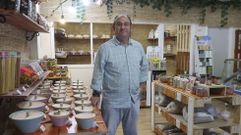 Jos� Mar�a �lvarez est� detr�s de Pepetunovienes, la tienda de productos ecol�gicos y delicatesen abierta en el n�mero 36 de la r�a dos Basqui�os. Hasta ahora el negocio ha estado abierto solo en horario de ma�anas, pero su due�o no descarta ampliar la actividad a las tardes tambi�n. 
