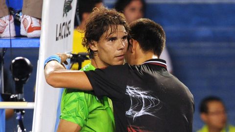 Djokovic abraza a Nadal tras derrotarle en la final del Open de Australia de 2012